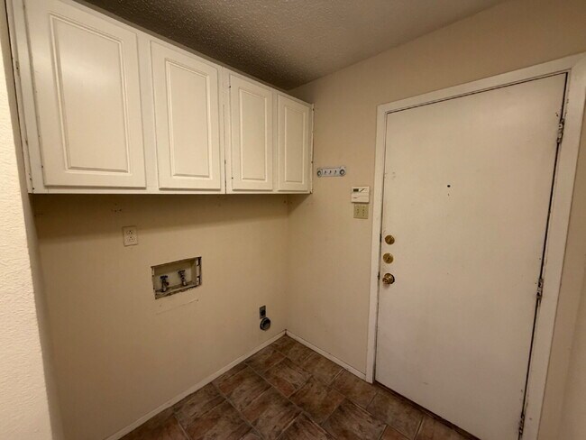 Building Photo - Cozy Elegance: Charming 2-Bed Lubbock Retreat with Fireplace & Spacious Living!