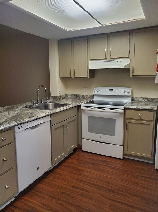 Building Photo - **Available mid October** 2 Bedroom/ 2 Bat...