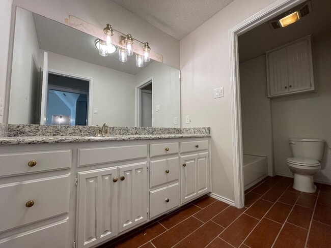 Building Photo - AVAILABLE NOW 2 BED 2 BATH TOWNHOME IN CLE...