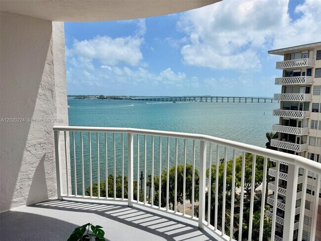 Building Photo - 1420 Brickell Bay Dr