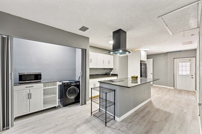 Building Photo - 465 Rio Grande Ln