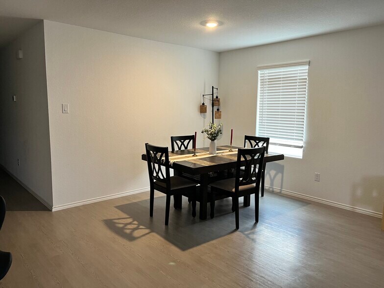 Building Photo - 923 Antelope Trl