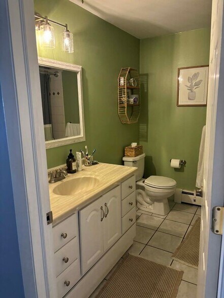 Building Photo - 861 Main St