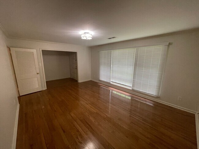 Building Photo - 607 Claymore Dr
