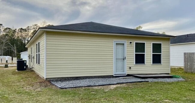 Building Photo - 67 Shamrock Dr SW