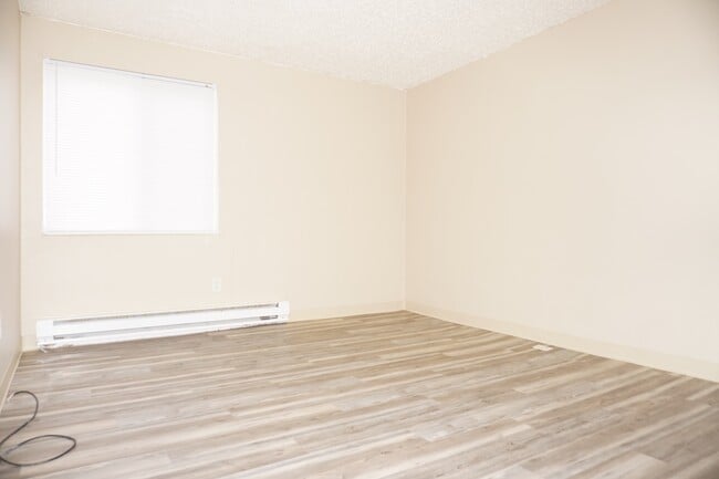 Building Photo - Spacious 2 Bedroom Condo-SPECIAL PRICING.