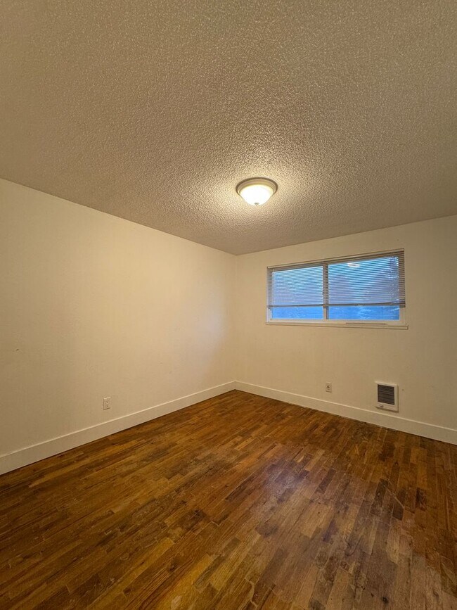 Building Photo - Spacious 4-Bedroom Home with Garage & Fenced Yard