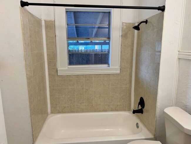 Building Photo - 3 Bed 2 Bath Home With Tons Of Natural Light