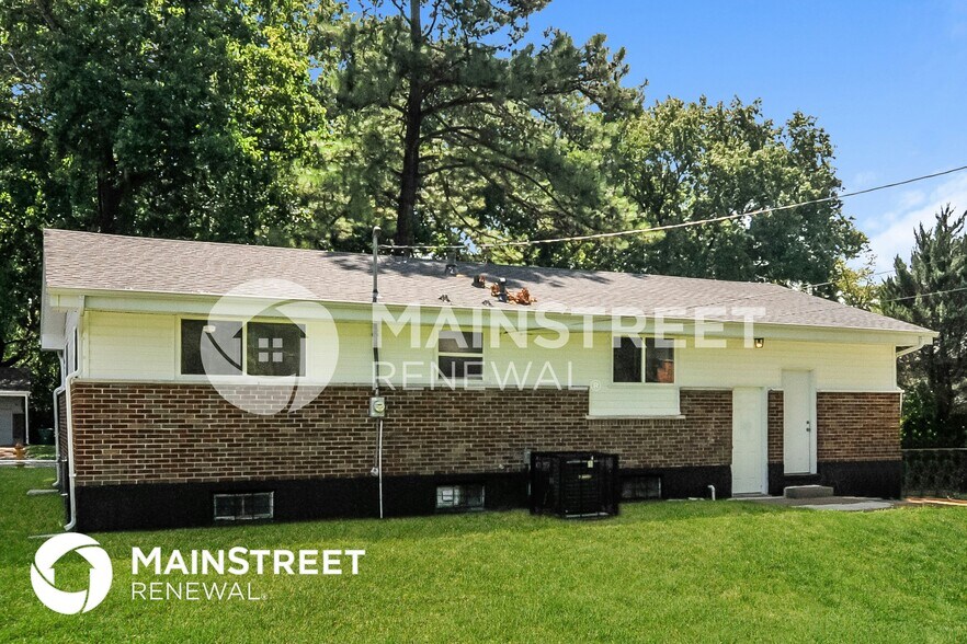 Building Photo - 9827 Portage Dr