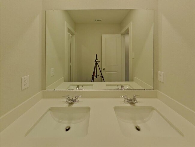 Building Photo - 4930 San Fabiano Ct