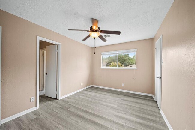 Building Photo - 206 Houghton Rd