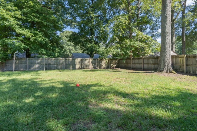 Building Photo - MOVE IN READY Apartment near College Drive...