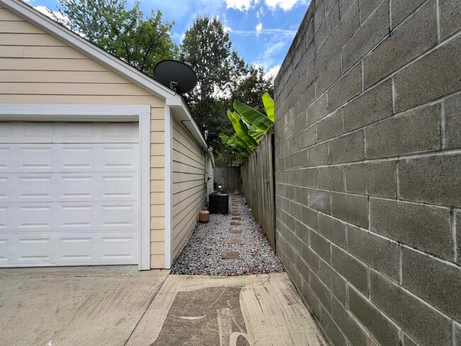 Building Photo - 817 Cypress Dr