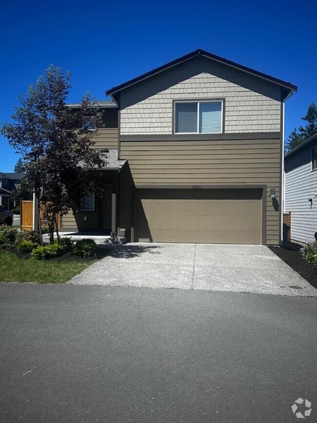 Building Photo - Spacious, modern 5-bed, 2.75-bath in sough...