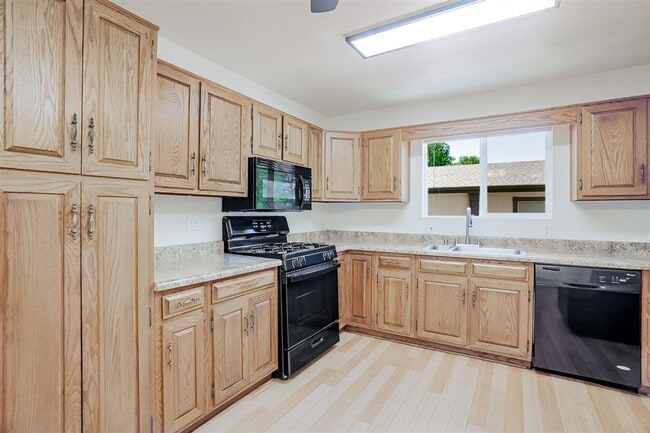 Building Photo - Huge Backyard Close to Downtown Prescott!