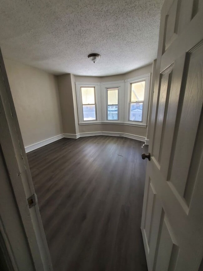 Building Photo - Charming 3-Bedroom Home