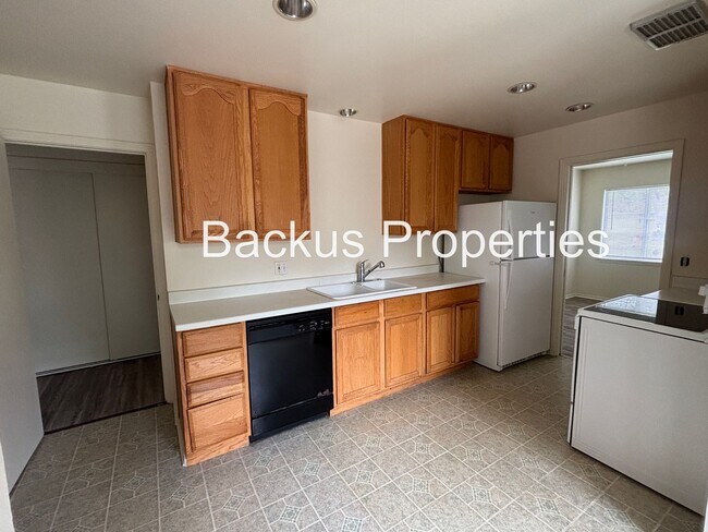 Building Photo - Great one level three bedroom home in South Salinas