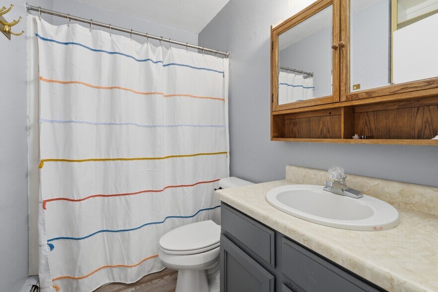 2nd Floor Full Bathroom - 555 28 1/2 Rd