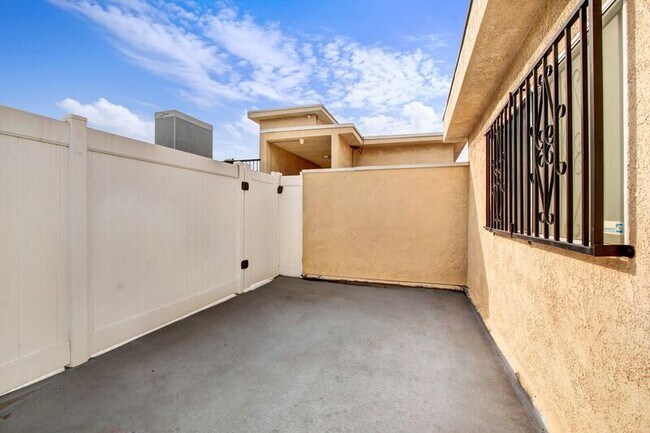 Building Photo - 514 S Catalina St