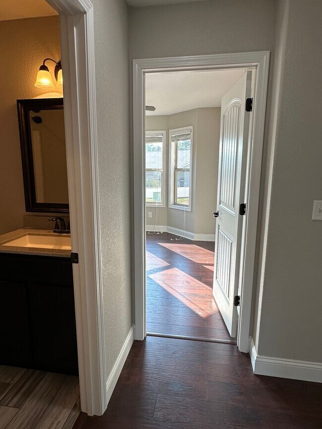 Building Photo - 4 Bedroom 3 Bath 2 Stall Garage in Waynesv...