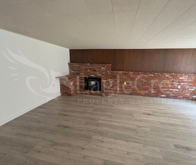 Building Photo - Three Bedroom, Two Bathroom House plus bon...