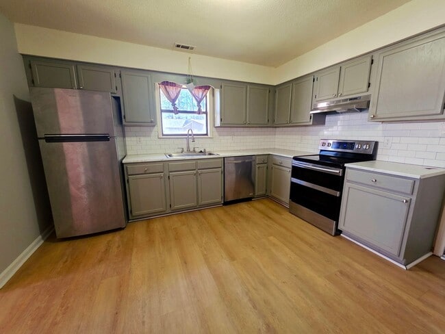 Building Photo - 3 Br 2 BA in Spring Villa