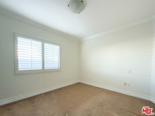 Building Photo - 11692 Darlington Ave