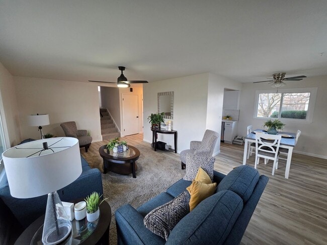 Building Photo - 4 bedroom Rental in Bettendorf