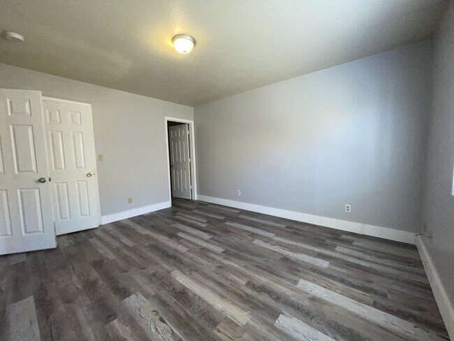 Building Photo - 2 bed 2 bath central location.