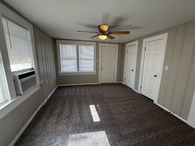 Building Photo - Beautiful  Duplex Conveniently Located In Between Downtown Lubbock & Texas Tech Campus!