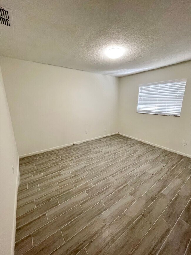 Building Photo - 605 N Stella Ave