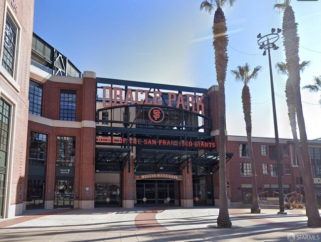 Building Photo - 260 King St