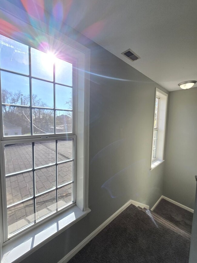 Building Photo - Updated 3 Bedrooms, 1.5 Bathrooms on a Dou...