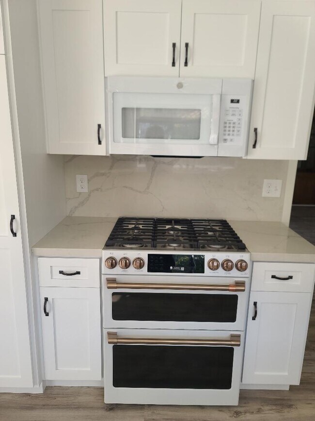 Top of the line GE CAFE 6 burner stove with AIR FRYER option, probe temp cooking 4 roasts+ microwve - 673 Arroyo Oaks Dr
