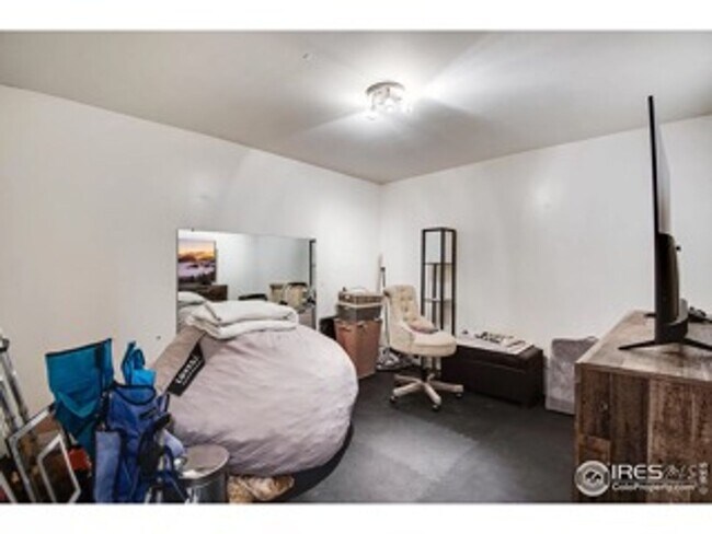 Building Photo - Recently Renovated and Updated 5 BR Townho...