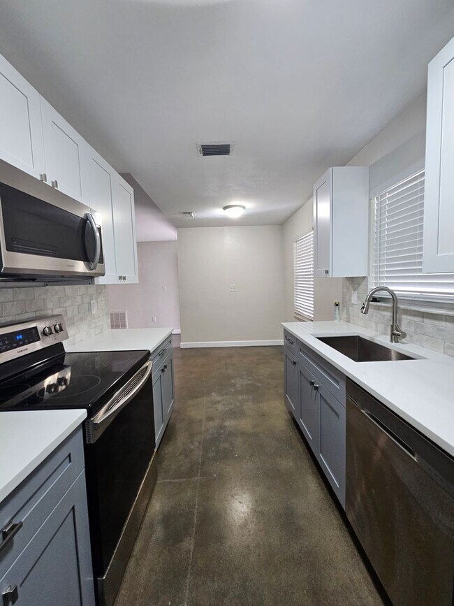 Building Photo - 3/2 Home in Palm Grove