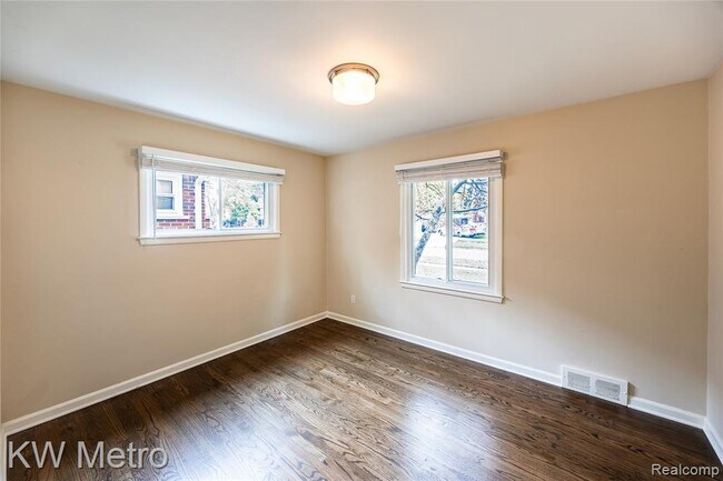 Building Photo - 1316 Lyons Ave