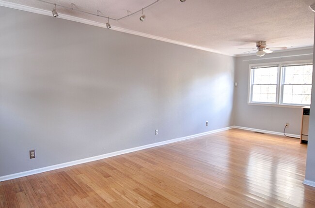 Building Photo - Walkable Carrboro Living — 3BR Home with L...