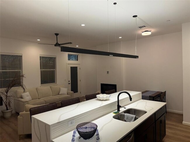 Building Photo - 575 S Fretz Ave