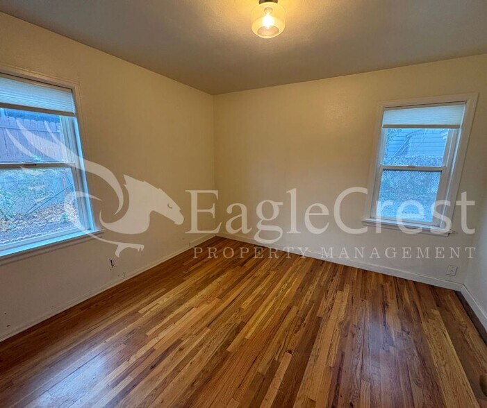 Building Photo - Spacious 3-Bedroom 2 bathroom Home with Great Mountain Views and Bonus Room!!