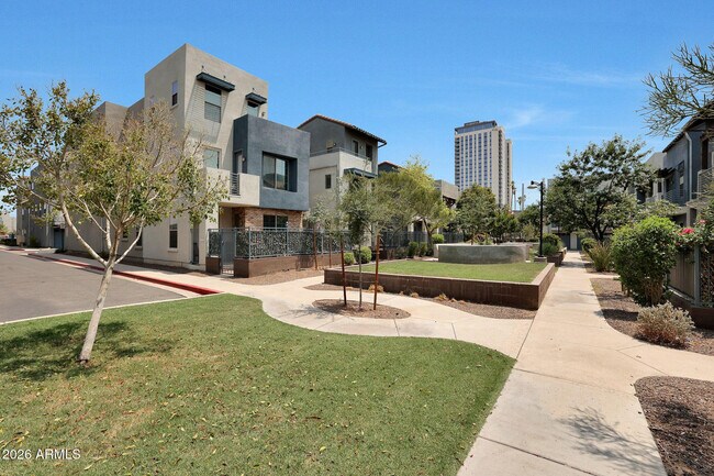 Building Photo - 615 E Portland St