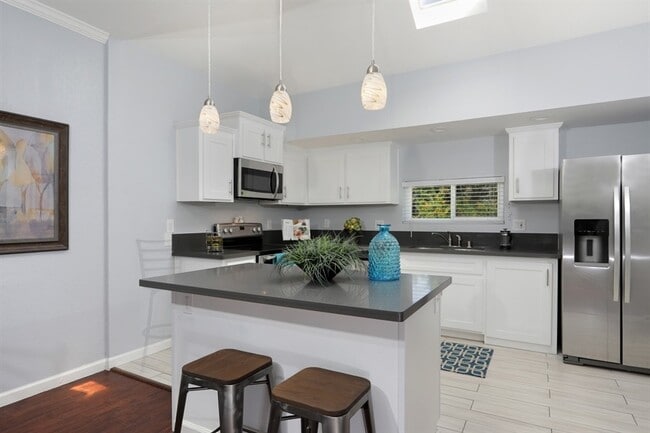 Building Photo - Beautiful 2 Bdrm, 1 Bath Downtown Sac Remodel!