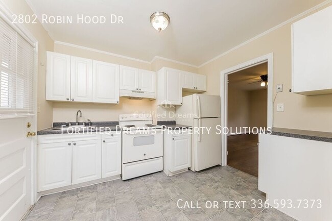 Building Photo - 2802 Robin Hood Dr