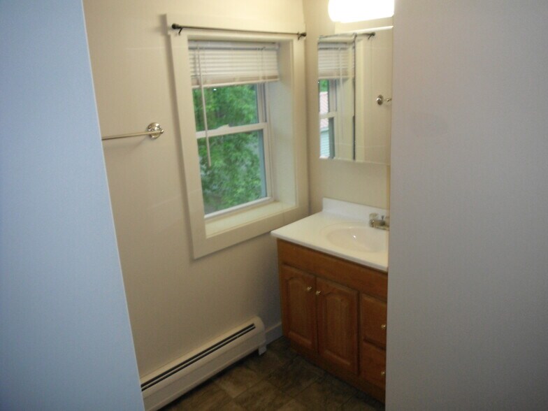 Full bath - 12 N River St