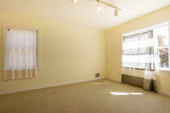 Building Photo - Stunning North Beach 4 bedroom, 3.5 bath with breathtaking view.