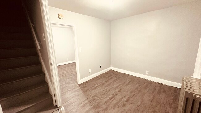 Building Photo - 832 Elliger St
