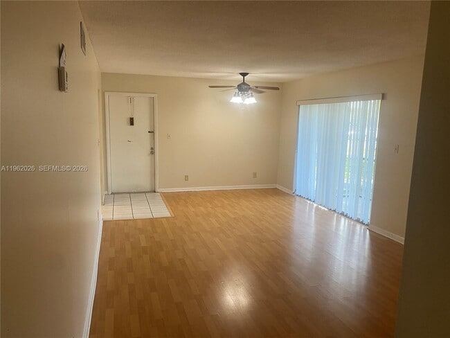 Building Photo - 335 W Laurel Dr