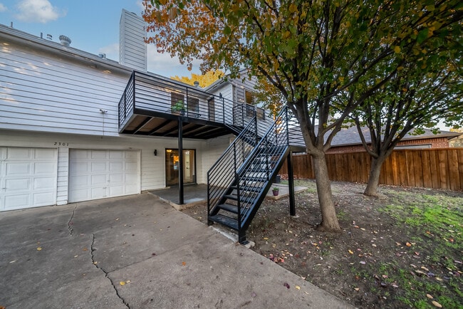 Building Photo - 2301 Summit Dr