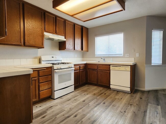 Building Photo - Corner Lot, 3BD, 2.5BA Home in Lake Elsinore