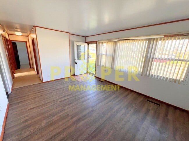 Building Photo - 3 bedrooms 1 bathroom ranch style house